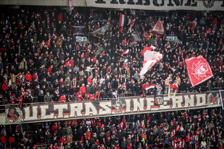 Waalse derby tussen Standard Luik en Charleroi in massale chaos