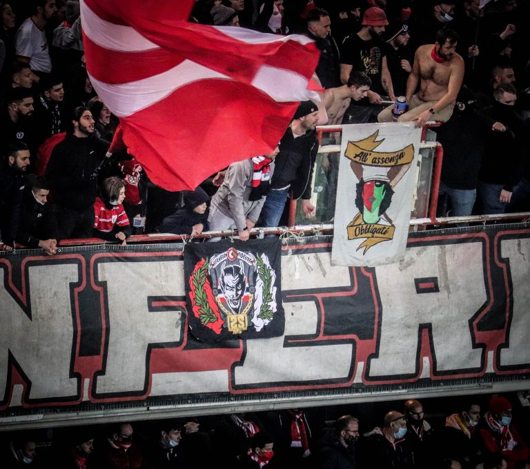 Waalse derby tussen Standard Luik en Charleroi in massale chaos