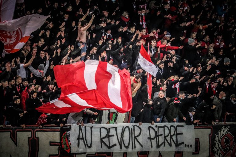 Waalse derby tussen Standard Luik en Charleroi in massale chaos