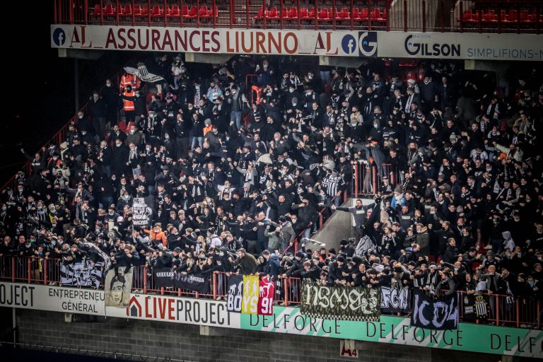 Waalse derby tussen Standard Luik en Charleroi in massale chaos