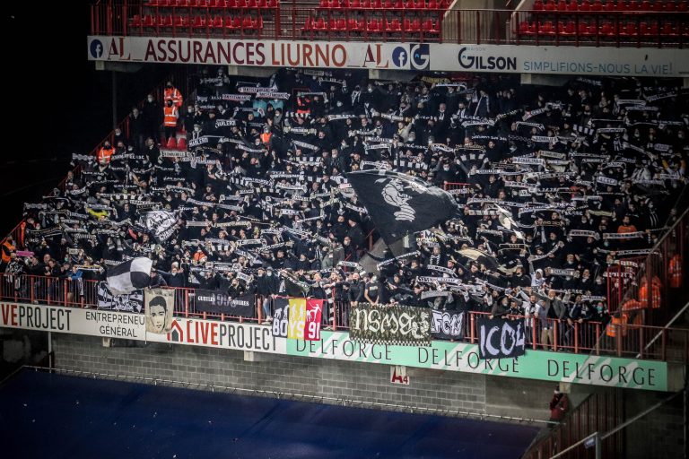 Waalse derby tussen Standard Luik en Charleroi in massale chaos