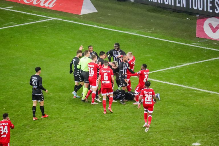 Waalse derby tussen Standard Luik en Charleroi in massale chaos