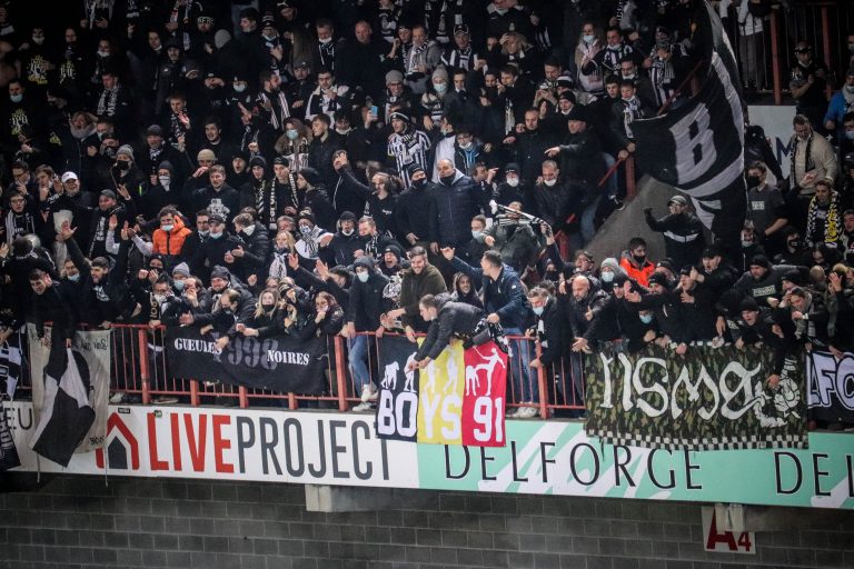 Waalse derby tussen Standard Luik en Charleroi in massale chaos