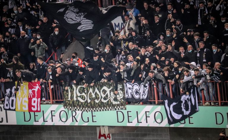 Waalse derby tussen Standard Luik en Charleroi in massale chaos