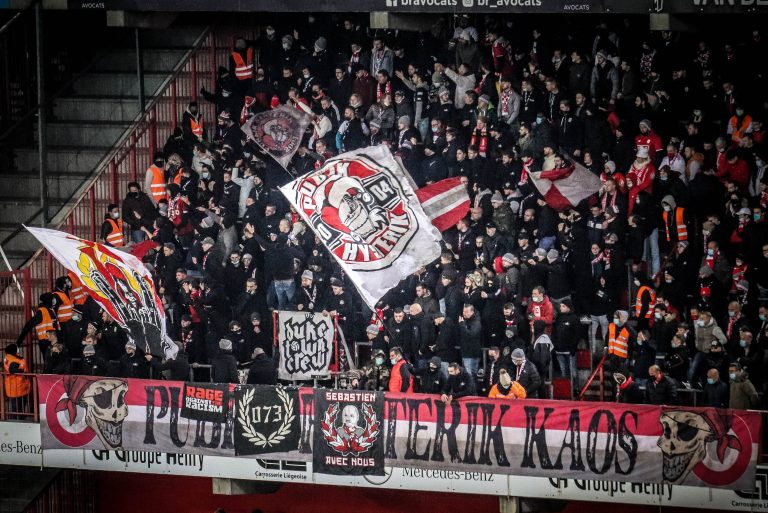 Waalse derby tussen Standard Luik en Charleroi in massale chaos