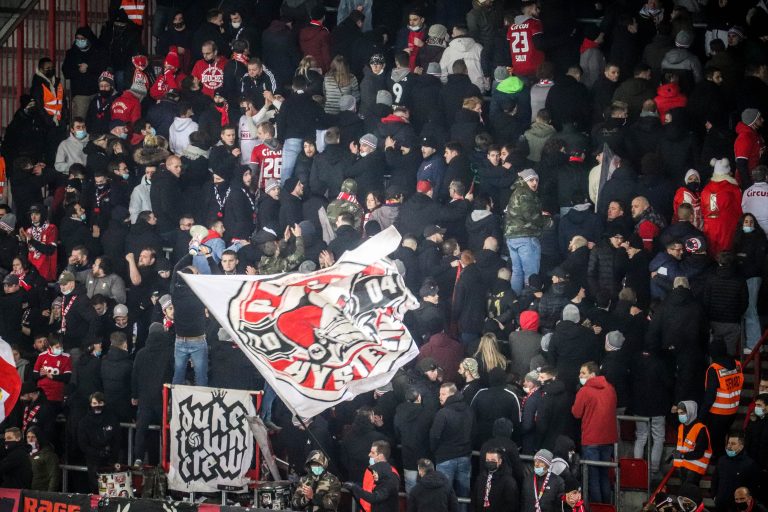 Waalse derby tussen Standard Luik en Charleroi in massale chaos