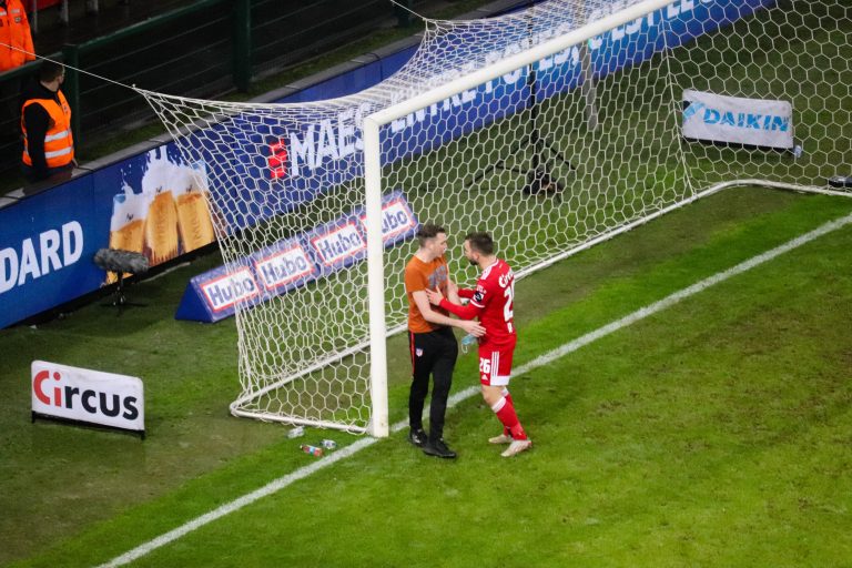 Waalse derby tussen Standard Luik en Charleroi in massale chaos