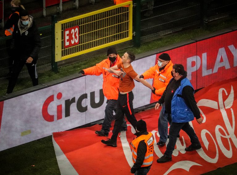 Waalse derby tussen Standard Luik en Charleroi in massale chaos