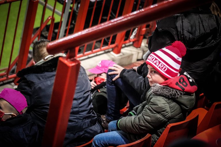 Waalse derby tussen Standard Luik en Charleroi in massale chaos