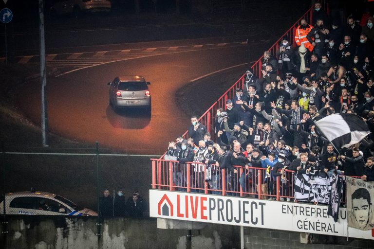 Waalse derby tussen Standard Luik en Charleroi in massale chaos