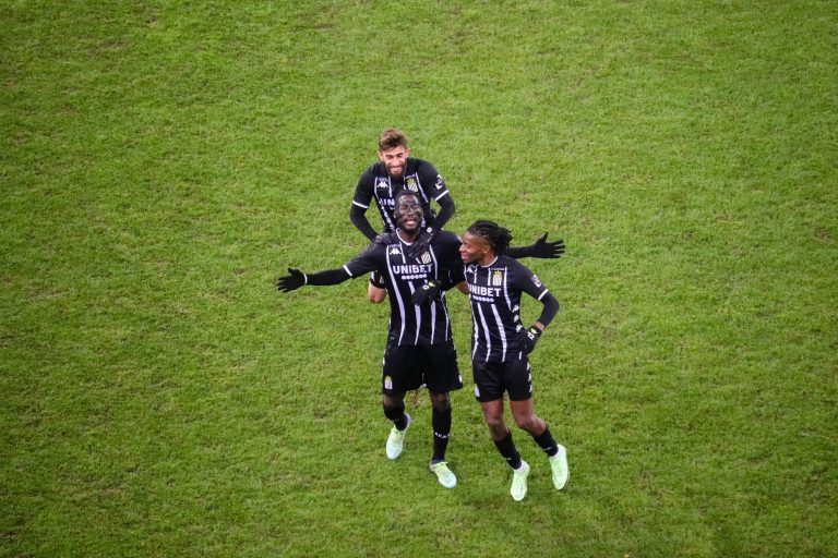 Waalse derby tussen Standard Luik en Charleroi in massale chaos