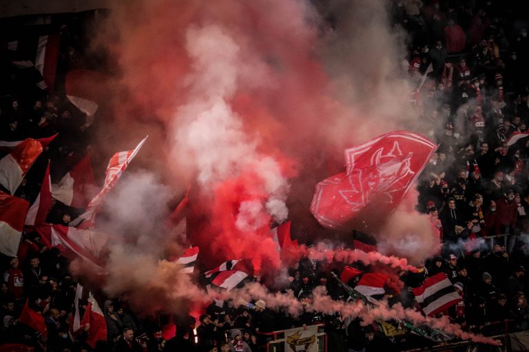 Waalse derby tussen Standard Luik en Charleroi in massale chaos