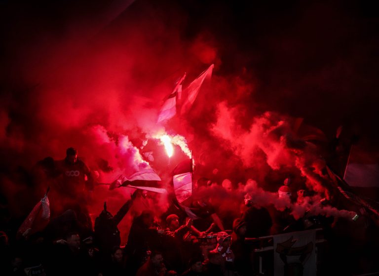Waalse derby tussen Standard Luik en Charleroi in massale chaos