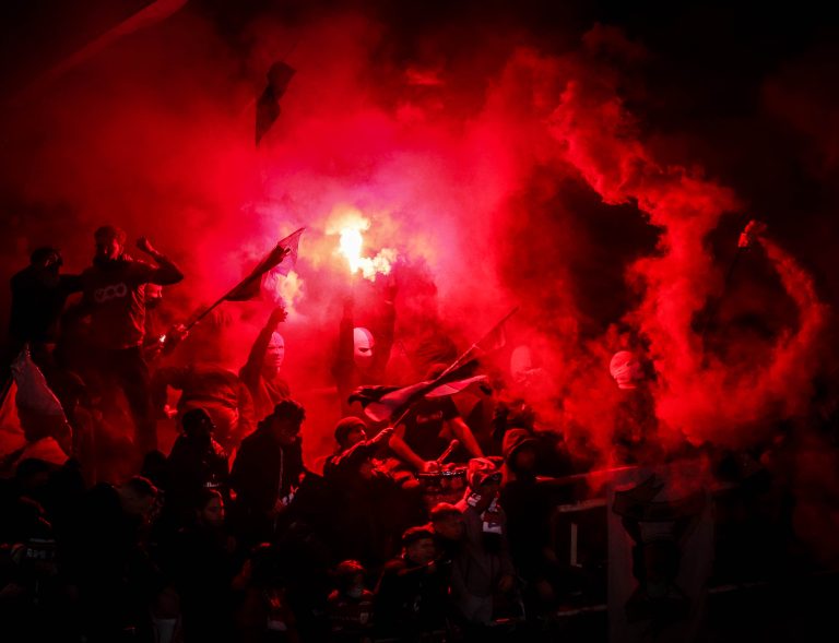 Waalse derby tussen Standard Luik en Charleroi in massale chaos