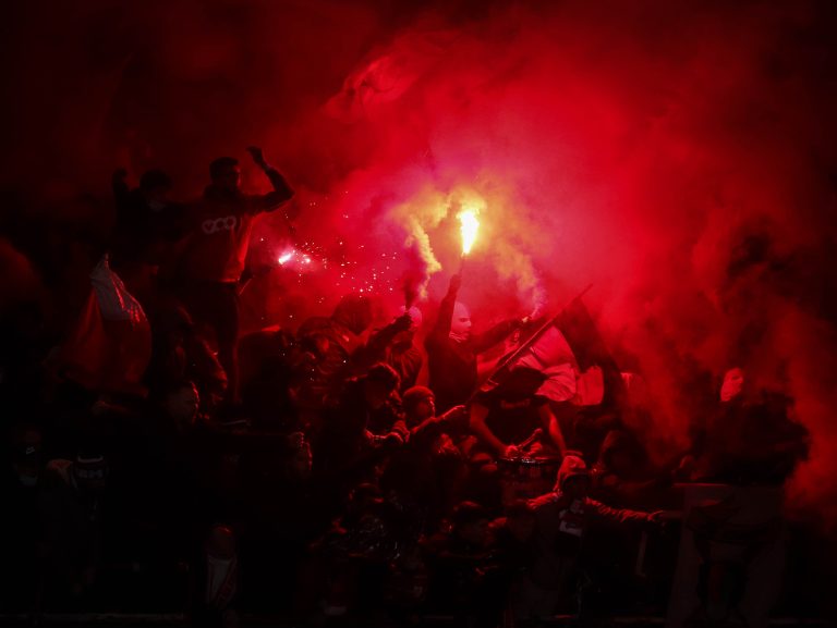 Waalse derby tussen Standard Luik en Charleroi in massale chaos
