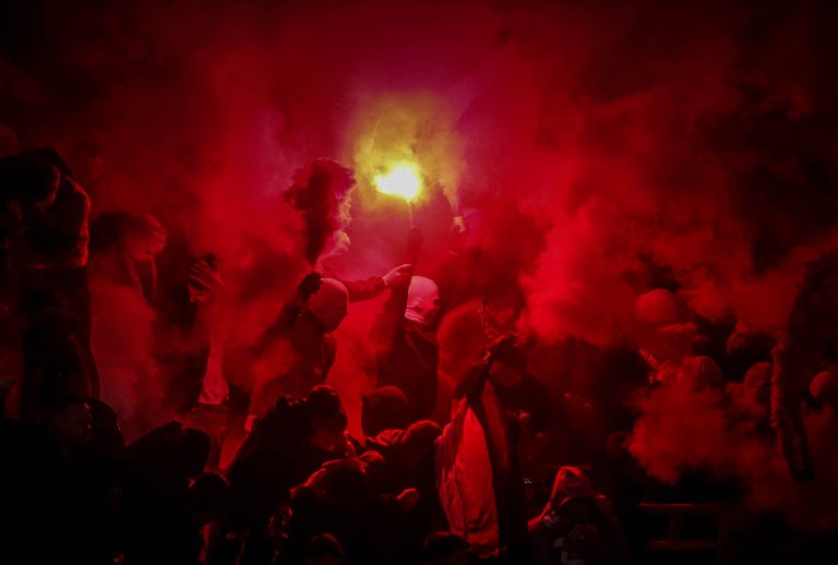 Waalse derby tussen Standard Luik en Charleroi in massale chaos