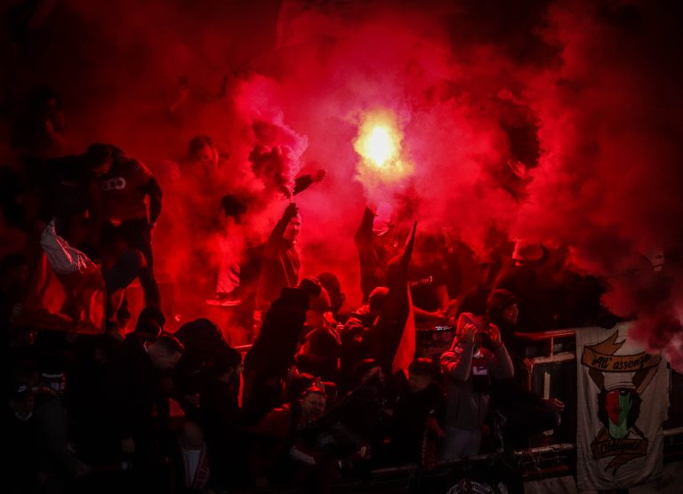 Waalse derby tussen Standard Luik en Charleroi in massale chaos