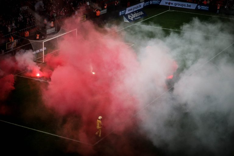 Waalse derby tussen Standard Luik en Charleroi in massale chaos
