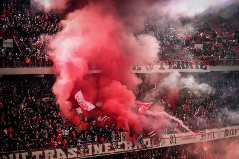 Waalse derby tussen Standard Luik en Charleroi in massale chaos
