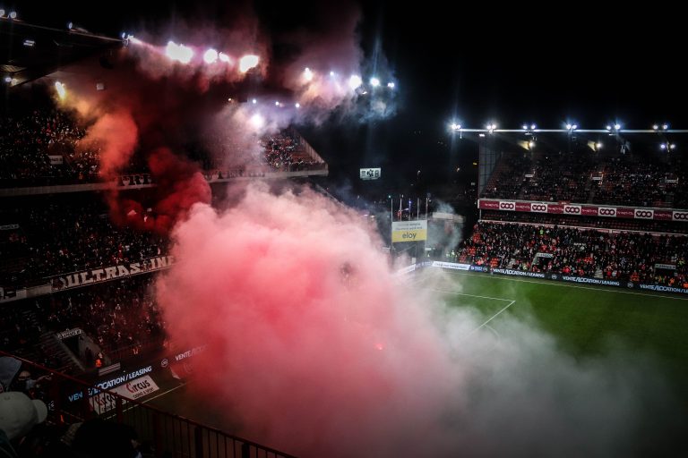 Waalse derby tussen Standard Luik en Charleroi in massale chaos