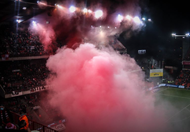 Waalse derby tussen Standard Luik en Charleroi in massale chaos