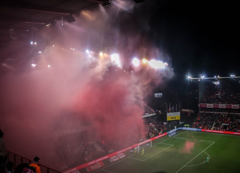Waalse derby tussen Standard Luik en Charleroi in massale chaos