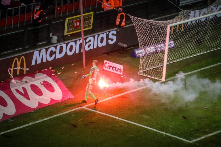 Waalse derby tussen Standard Luik en Charleroi in massale chaos