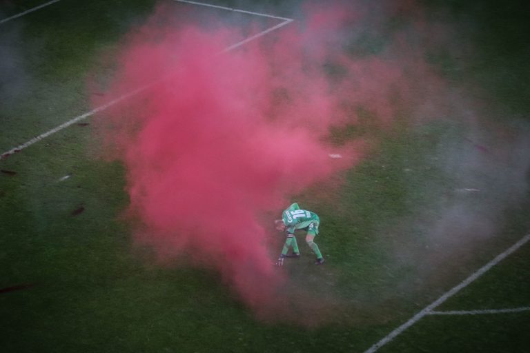 Waalse derby tussen Standard Luik en Charleroi in massale chaos