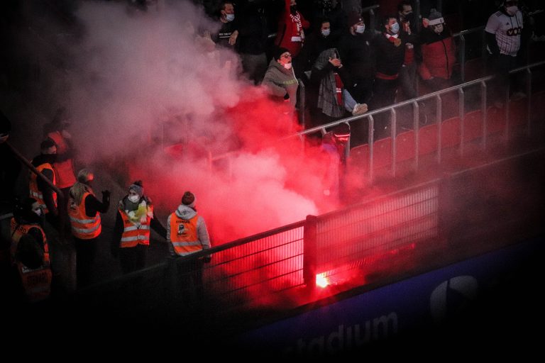 Waalse derby tussen Standard Luik en Charleroi in massale chaos