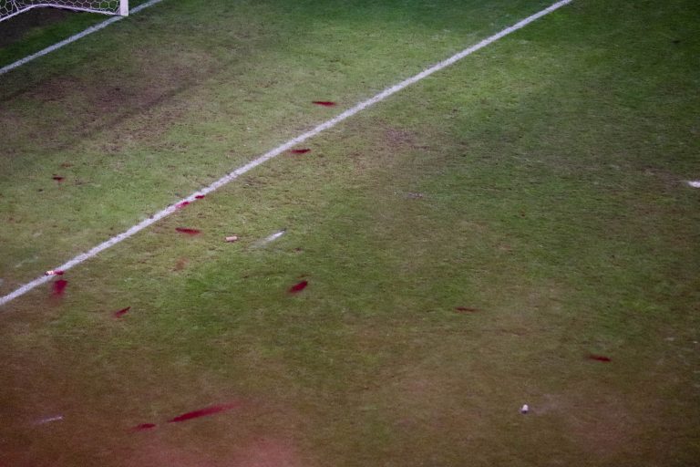 Waalse derby tussen Standard Luik en Charleroi in massale chaos