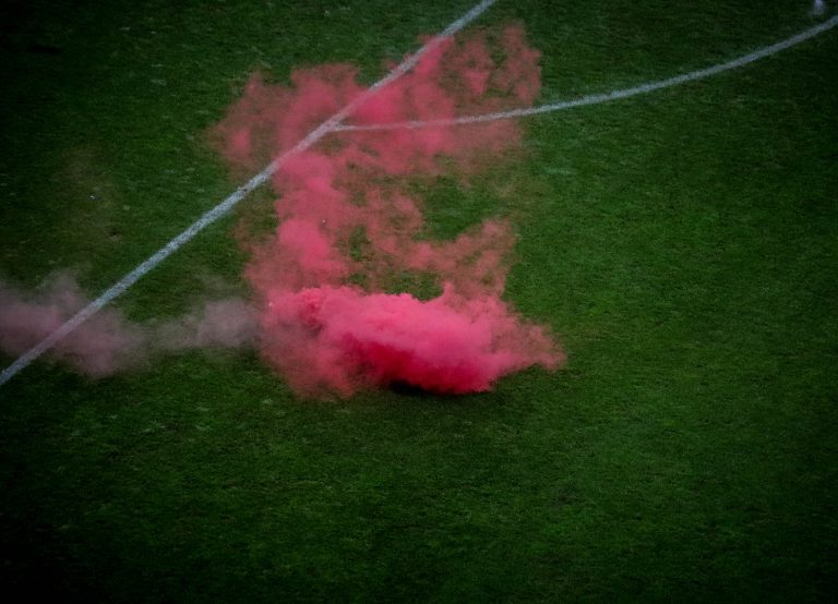 Waalse derby tussen Standard Luik en Charleroi in massale chaos