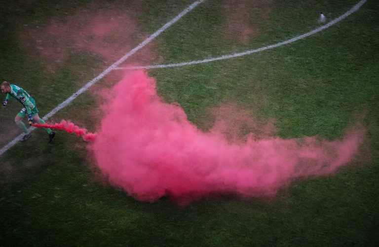 Waalse derby tussen Standard Luik en Charleroi in massale chaos
