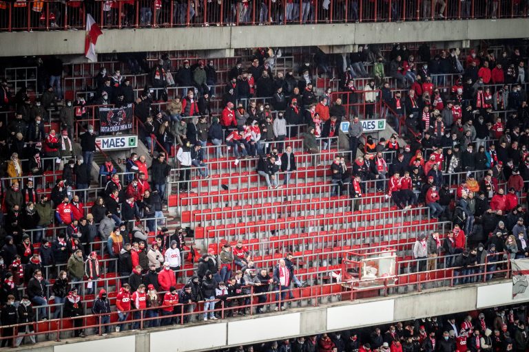 Waalse derby tussen Standard Luik en Charleroi in massale chaos