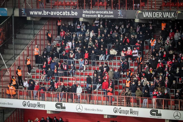 Waalse derby tussen Standard Luik en Charleroi in massale chaos