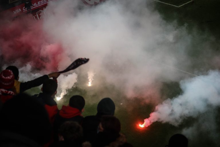 Waalse derby tussen Standard Luik en Charleroi in massale chaos
