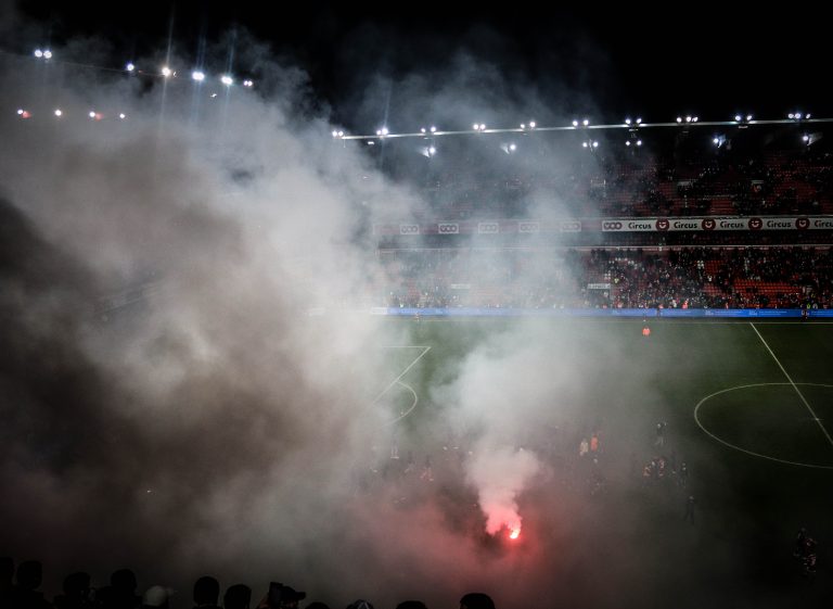 Waalse derby tussen Standard Luik en Charleroi in massale chaos