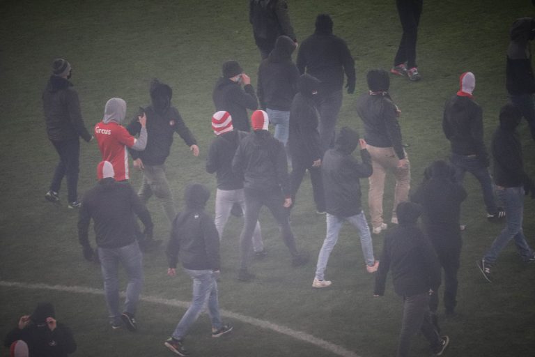Waalse derby tussen Standard Luik en Charleroi in massale chaos