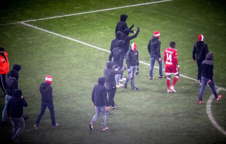 Waalse derby tussen Standard Luik en Charleroi in massale chaos