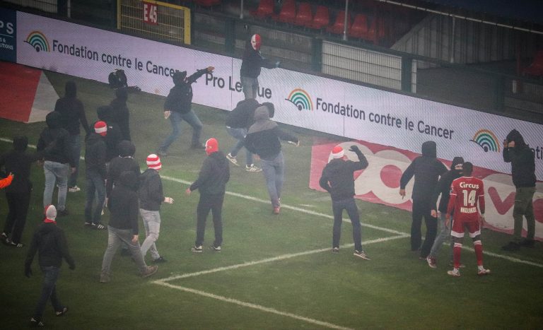 Waalse derby tussen Standard Luik en Charleroi in massale chaos