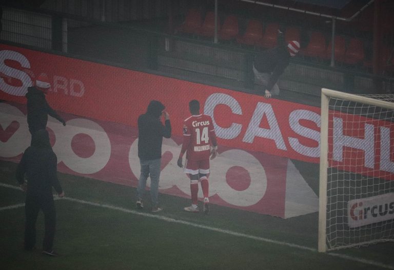 Waalse derby tussen Standard Luik en Charleroi in massale chaos