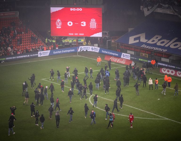 Waalse derby tussen Standard Luik en Charleroi in massale chaos