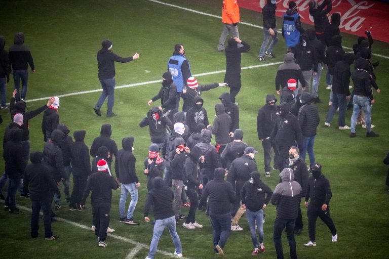 Waalse derby tussen Standard Luik en Charleroi in massale chaos