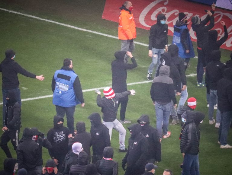 Waalse derby tussen Standard Luik en Charleroi in massale chaos
