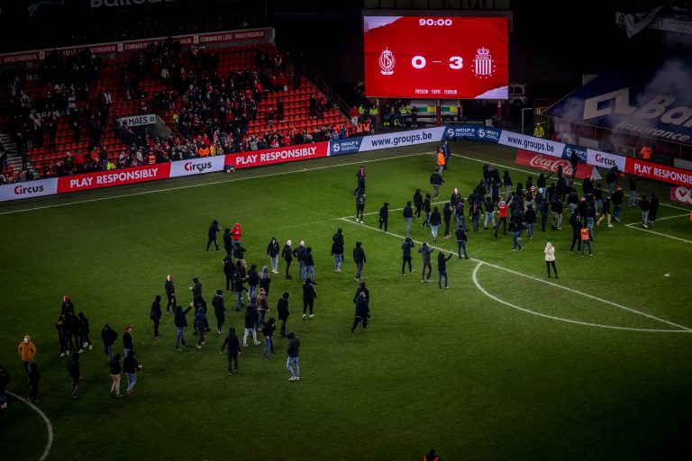 Waalse derby tussen Standard Luik en Charleroi in massale chaos