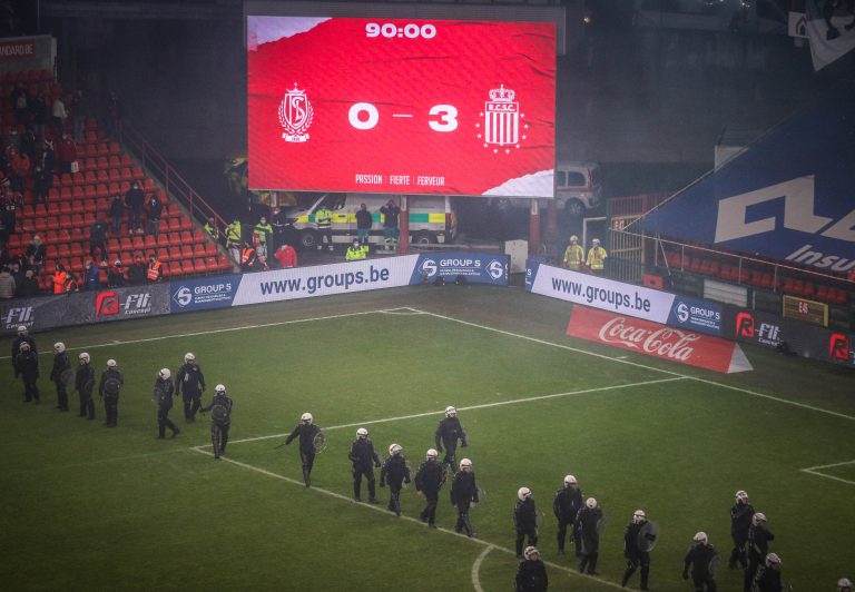 Waalse derby tussen Standard Luik en Charleroi in massale chaos