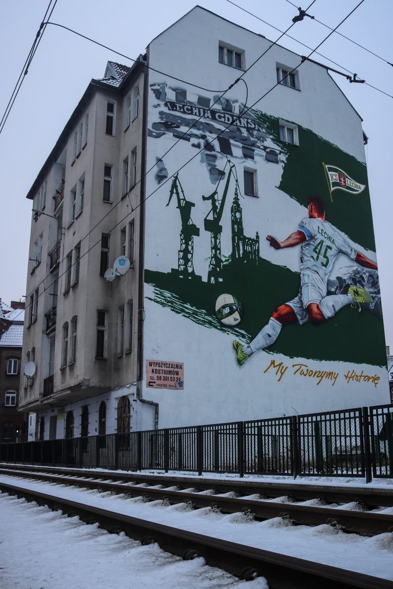 Ultras Lechia Gdansk tonen gruwelij spandoek tijden historisch weekend