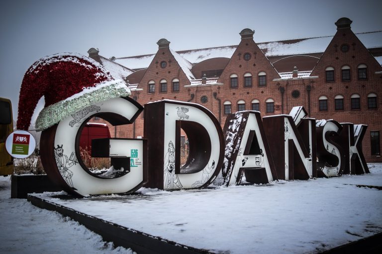 Ultras Lechia Gdansk tonen gruwelij spandoek tijden historisch weekend