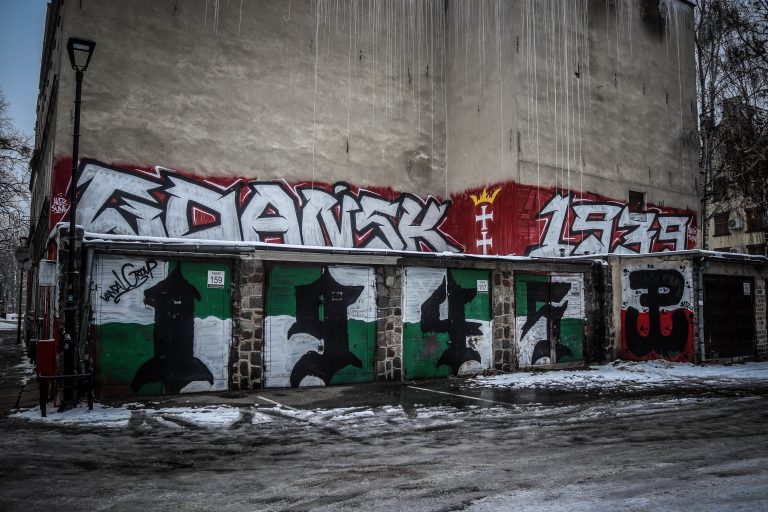 Ultras Lechia Gdansk tonen gruwelij spandoek tijden historisch weekend