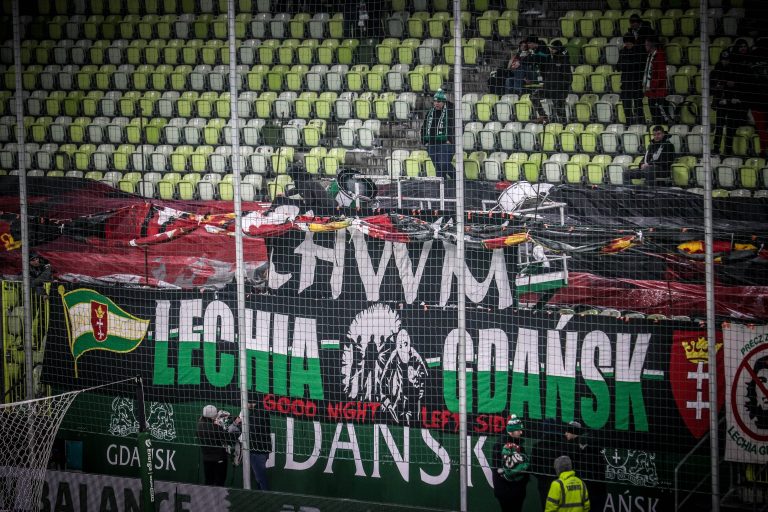 Ultras Lechia Gdansk tonen gruwelij spandoek tijden historisch weekend