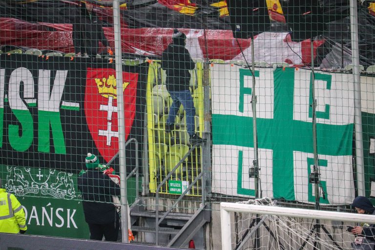 Ultras Lechia Gdansk tonen gruwelij spandoek tijden historisch weekend